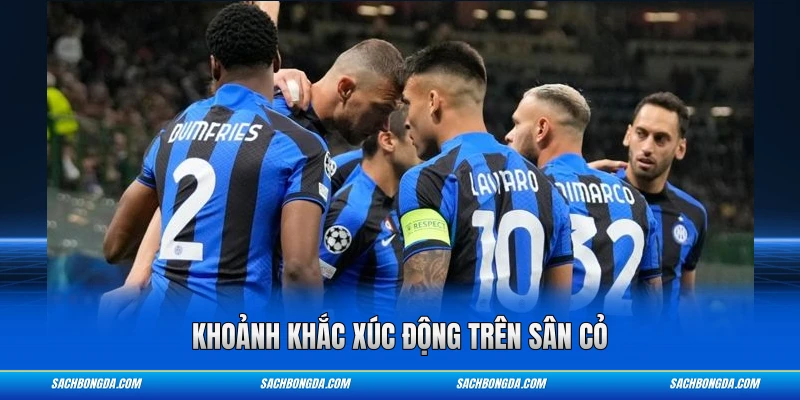 Khoảnh khắc xúc động trên sân cỏ