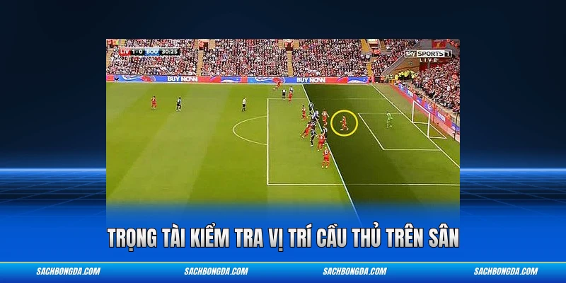 Trọng tài kiểm tra vị trí cầu thủ trên sân