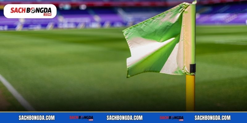 Cờ góc sân bóng đá trong trận đấu thực tế