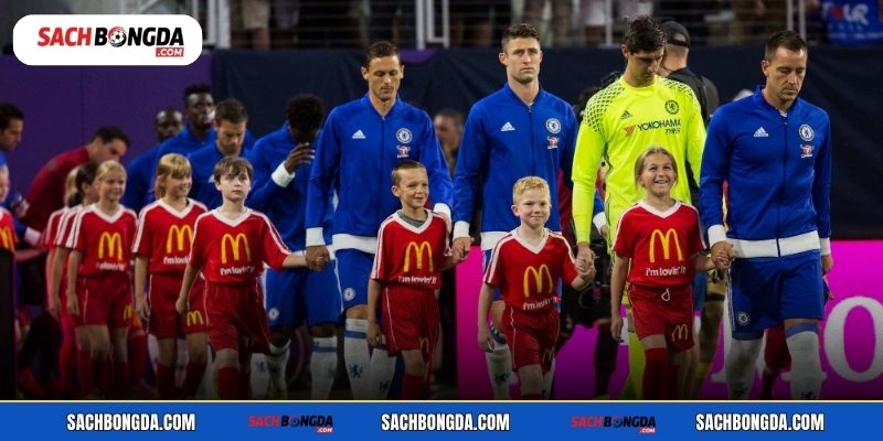 Lý giải tại sao cầu thủ ra sân dẫn theo trẻ em