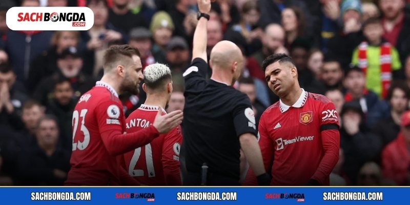 Nhận thẻ vì hành vi bạo lực quá mức