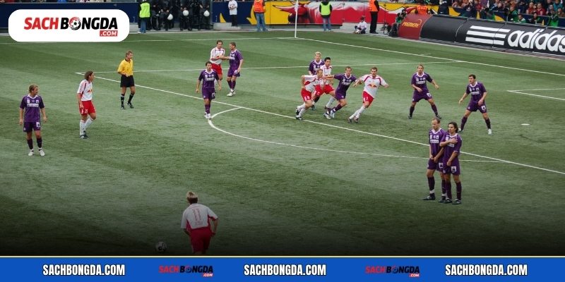 Những cú sút trái phá xuyên hàng rào đối thủ