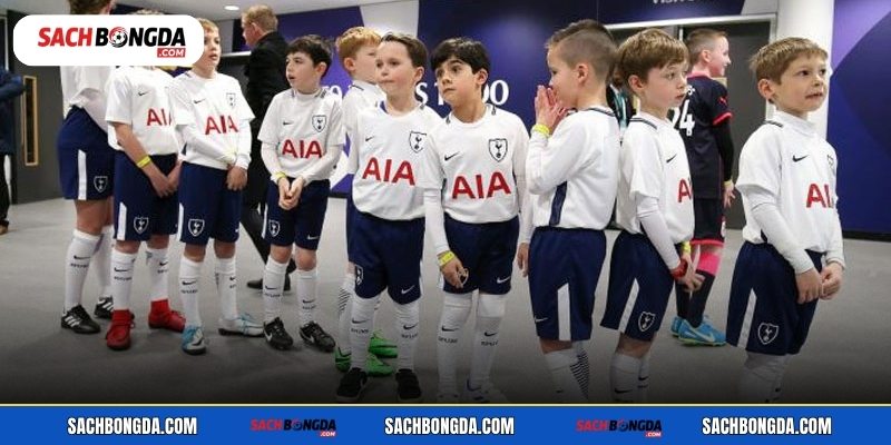 Tiêu chí chọn lựa trẻ em được dắt ra sân