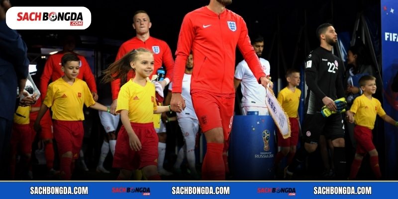 Vai trò của những đứa trẻ được dắt ra sân