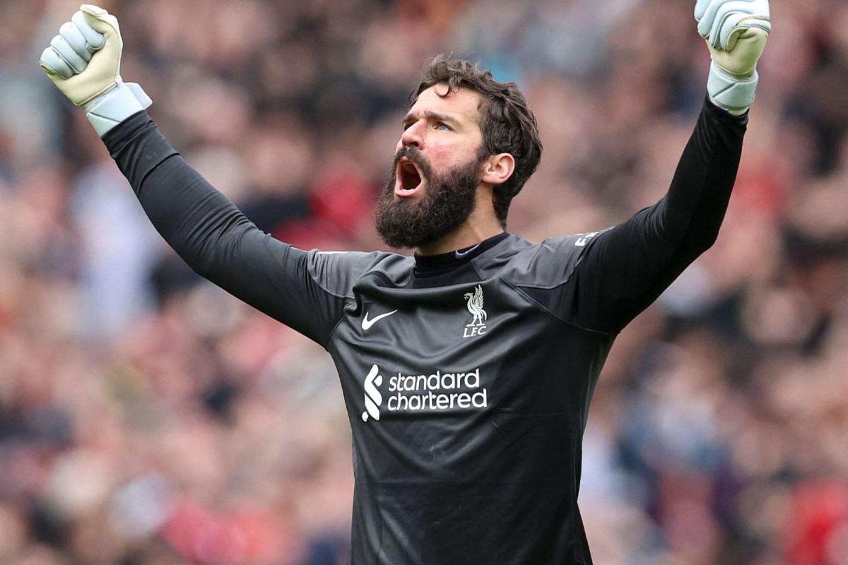 Alisson Becker gây ấn tượng với vẻ ngoài trưởng thành và nam tính